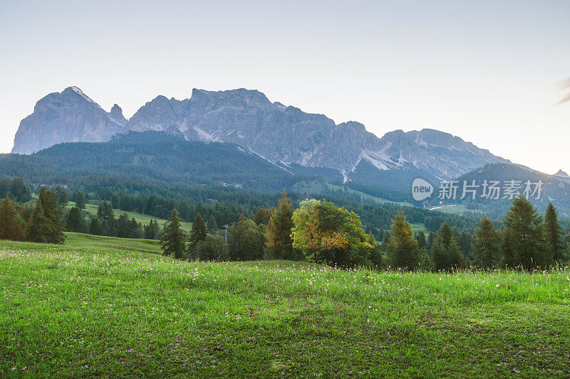 Siusi -清晨的Seiser Alm与Sassolungo Langkofel山群在日落的背景。